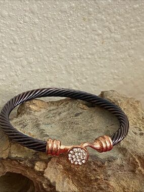 5/$10❤️❤️❤️Vintage 90s Twisted Metal Rhinestoned Hook Close Bangle Bracelet